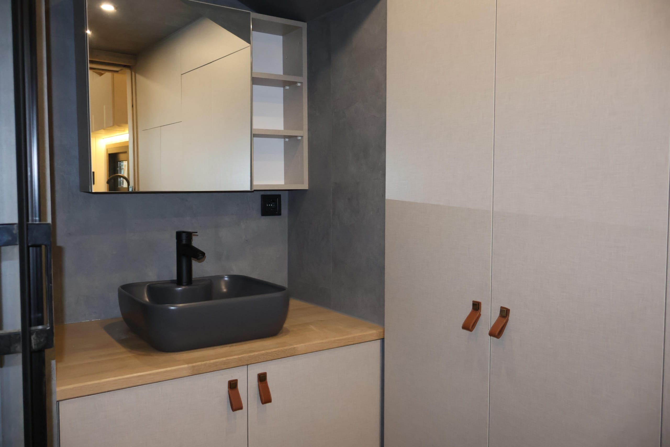 Tiny house bathroom with rain shower | VI invest